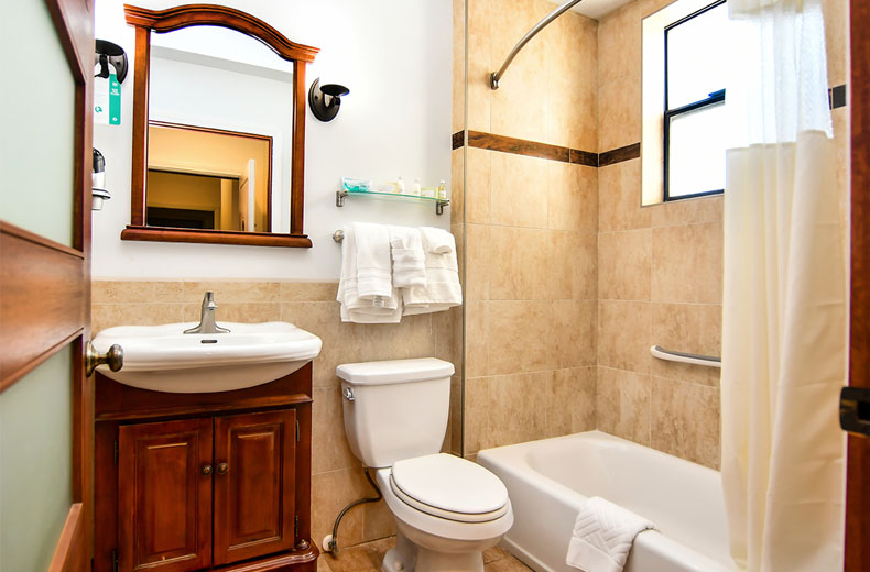 209-135-king-bathroom-1694132945553.jpg